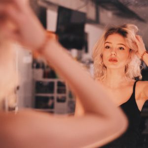 女性がセルフブランディングで自己修正力に